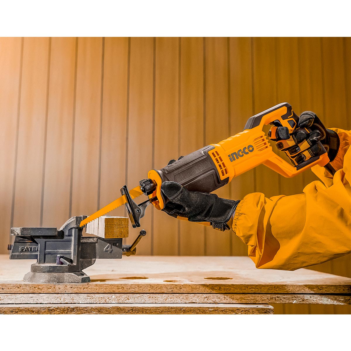 INGCO RS7508 scie sabre vue laterale - poignee ergonomique travaux BTP